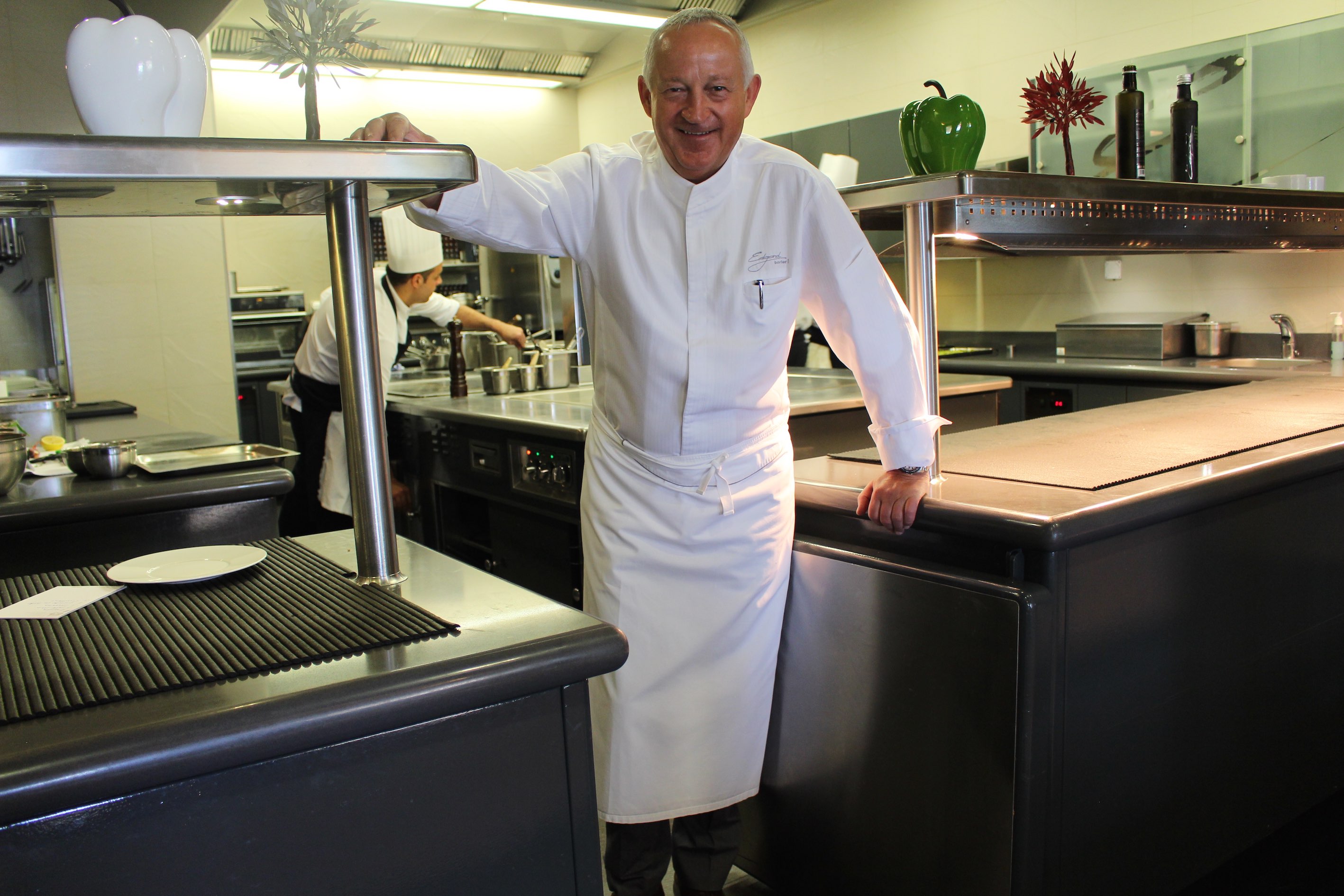 Chef Edgard Bovier dans la cuisine du Palace Lausanne