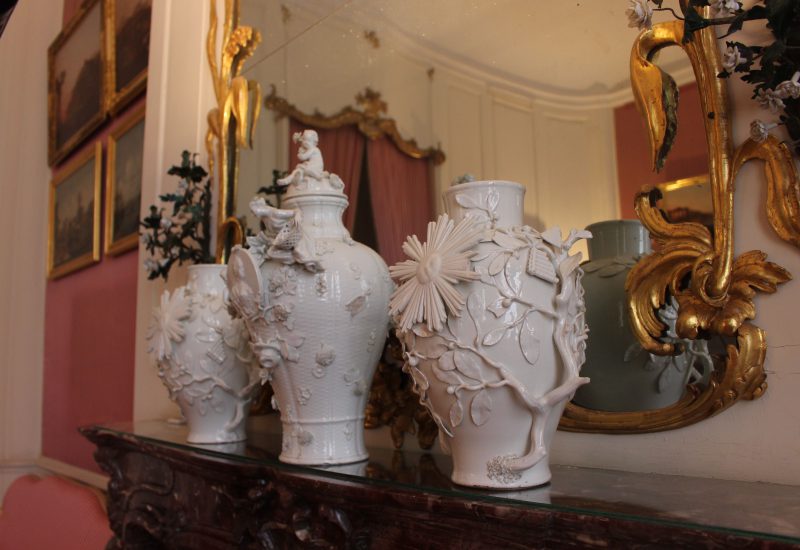 Postdam Sans Souci chambre de Voltaire vases blancs