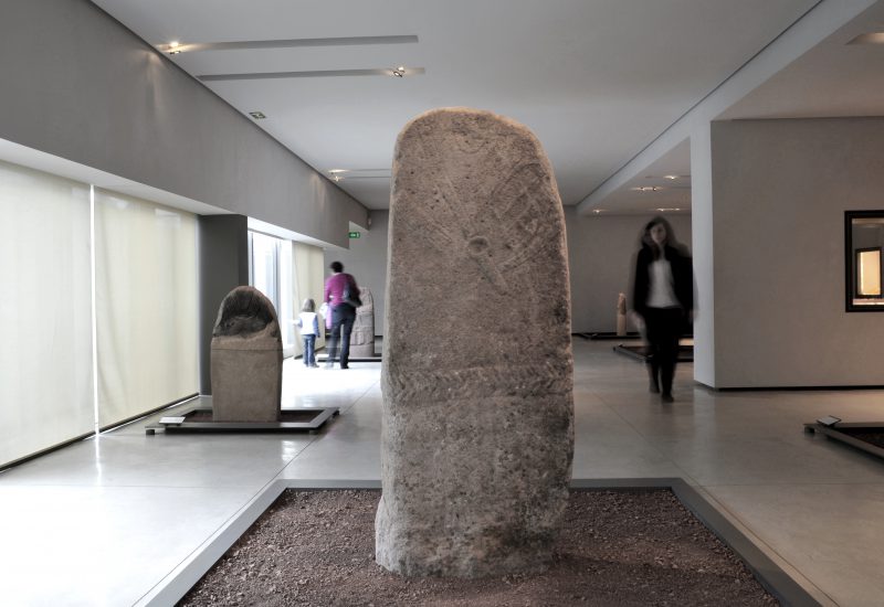 AVEYRON (12) RODEZ, MUSEE FENAILLE. STATUT MENHIR