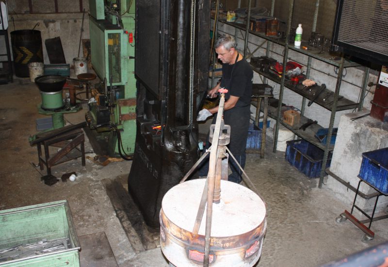 Aveyron atelier feu couteaux Forge de Laguiole