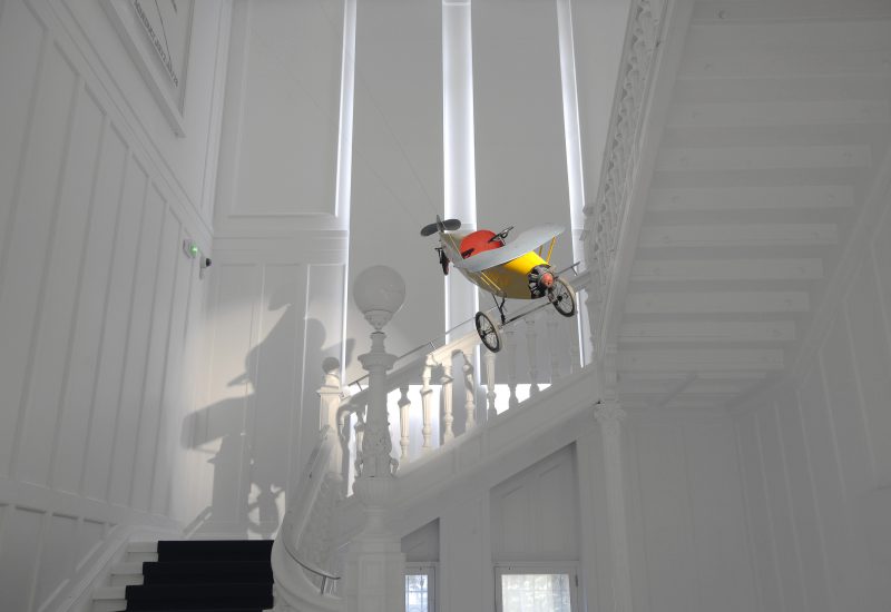 Strasbourg - musee_tomi UngererEscalier intérieur du musée avec l'avion Lindberg