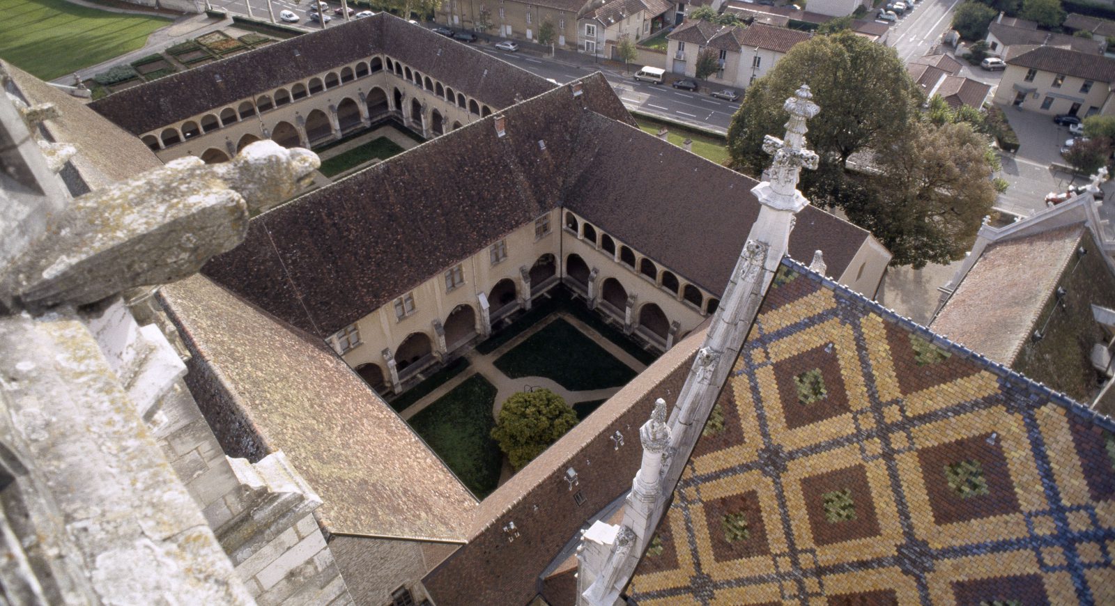 Monastère royal de Brou, les cloîtres vus depuis le clocher ©Philippe Berthé