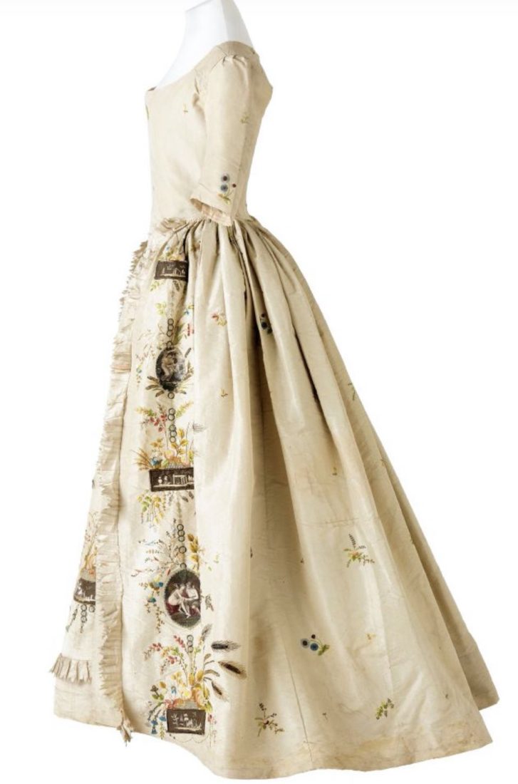 Robe à la française,(1715-1774). © musée des Tissus – Pierre Verrier