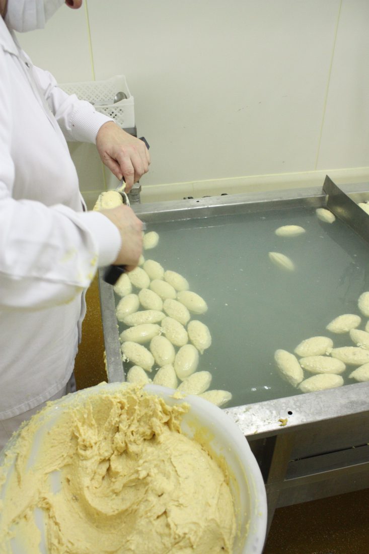 Bourg-en-Bresse fabrique quenelle à la cuiller photo Françoyse krier