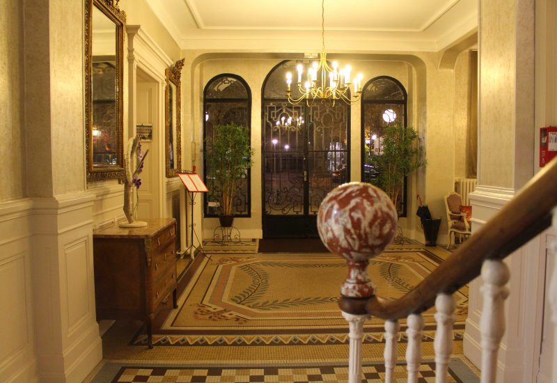 Bourg-en-Bresse hôtel de France entrée-escalier photo françoyse Krier