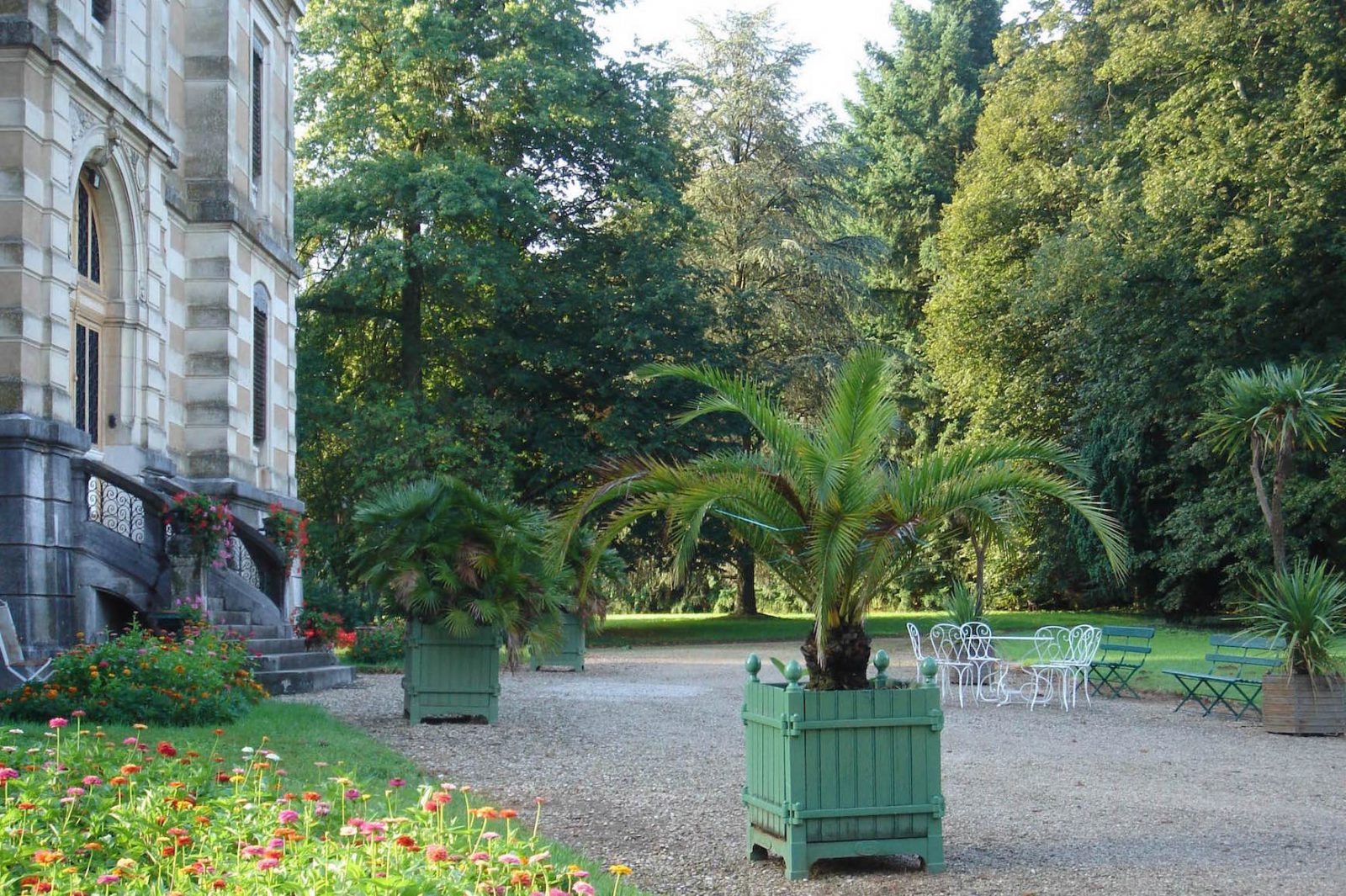 chateau-niii-Fleyriat - château et caisses en bois @ Crédits photographiques château de Fleurait