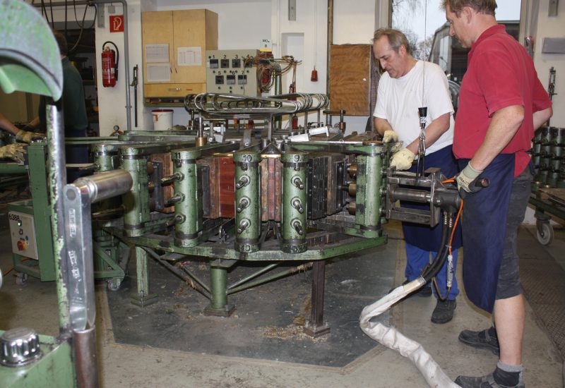 Fabrique Steinway Hambourg - mise en place de la ceinture