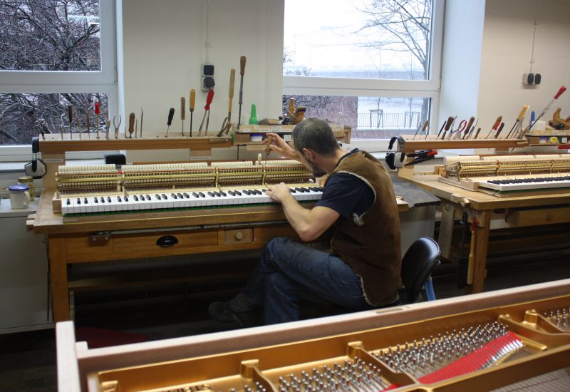 Fabrique Steinway Hambourg - mise en place clavier