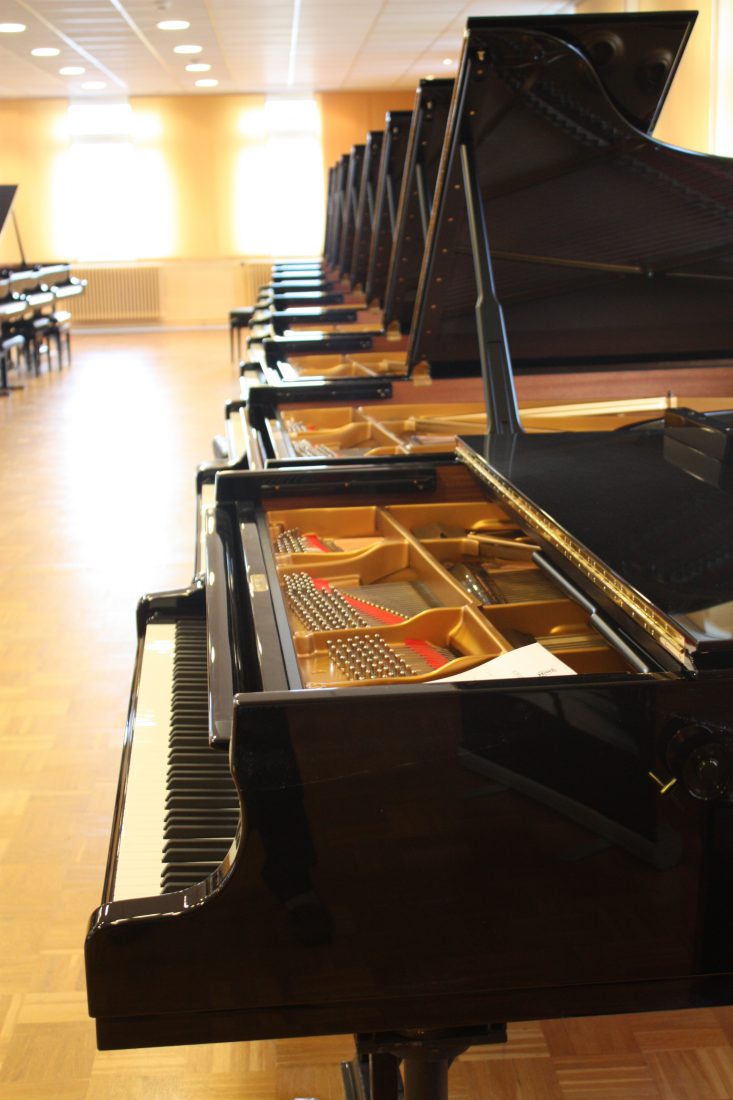 Fabrique Steinway Hambourg - salle des pianos en attente 