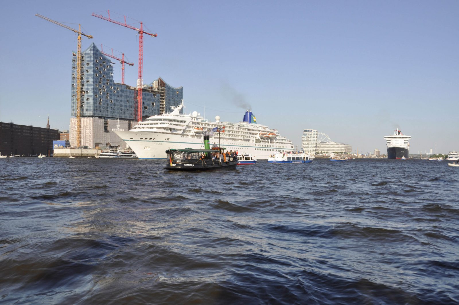 Elbphilharmonie und Kreuzfahrtschiff / Elbphilharmonie and cruise ship