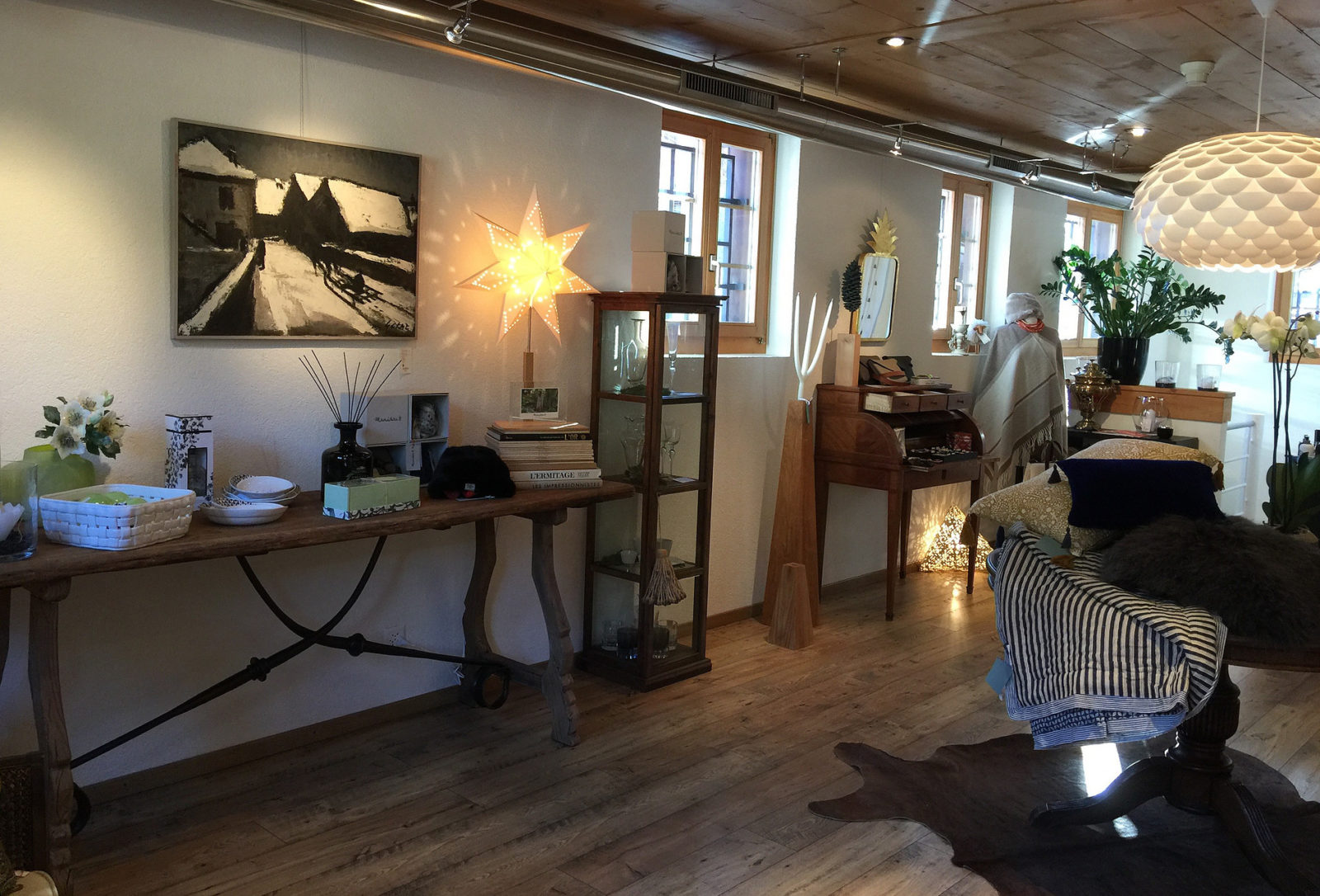 Saanen Boutique Ephémères by DH logo intérieur