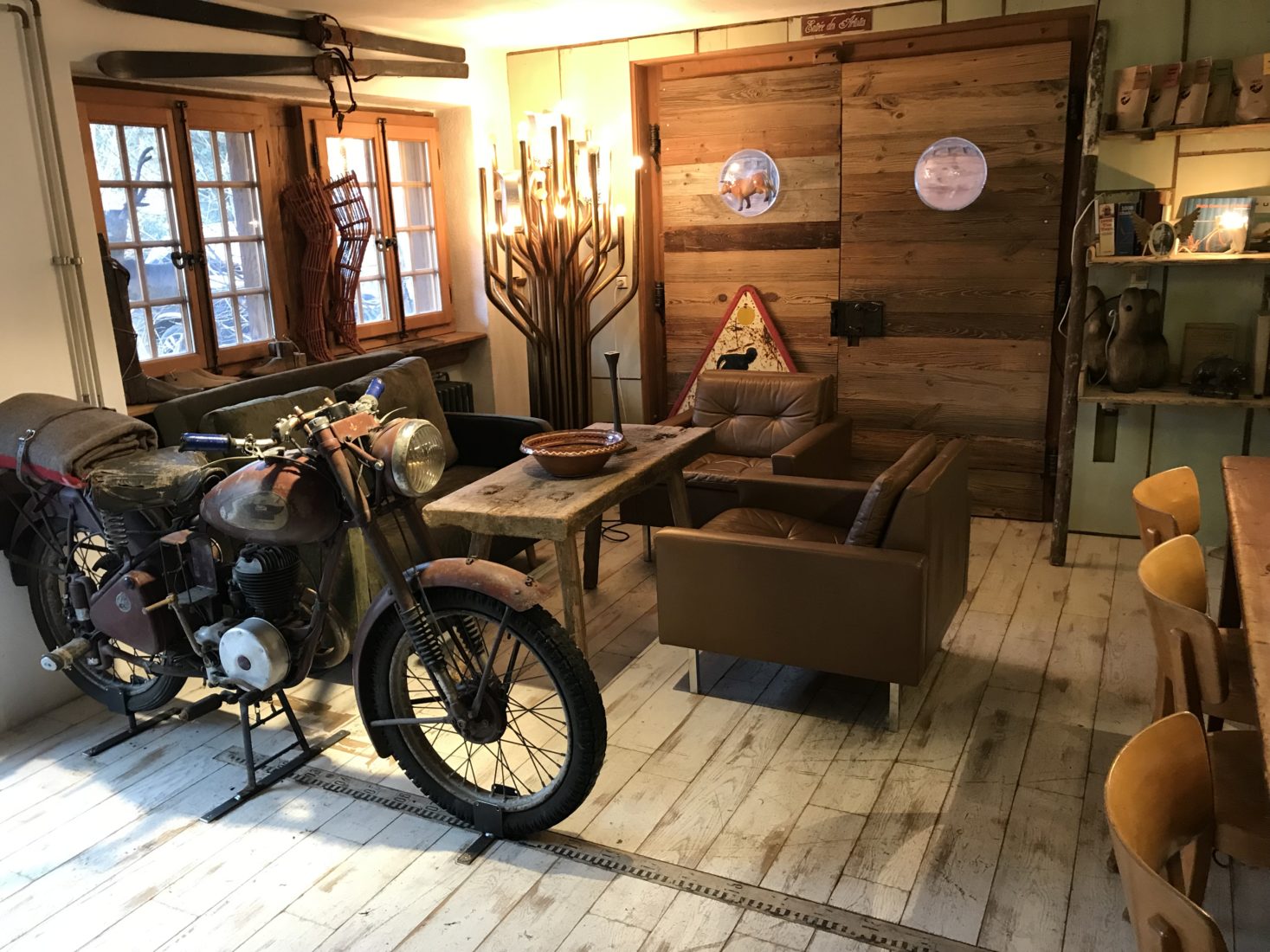 Saanen la Vache Bleue bar avec moto