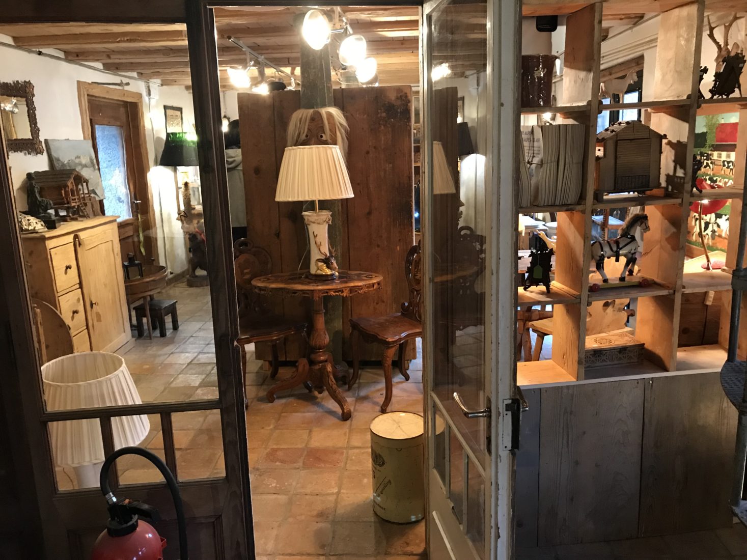 Saanen la Vache Bleue antiquités intérieur