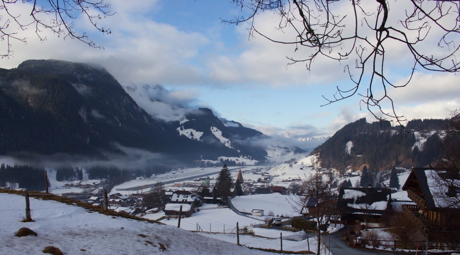 Vue de Saanen depuis l'hôtel Huus