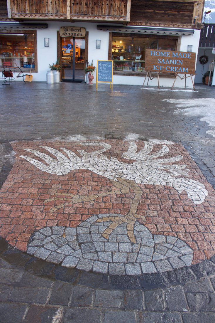 Saanen place principale avec blason mosaïque