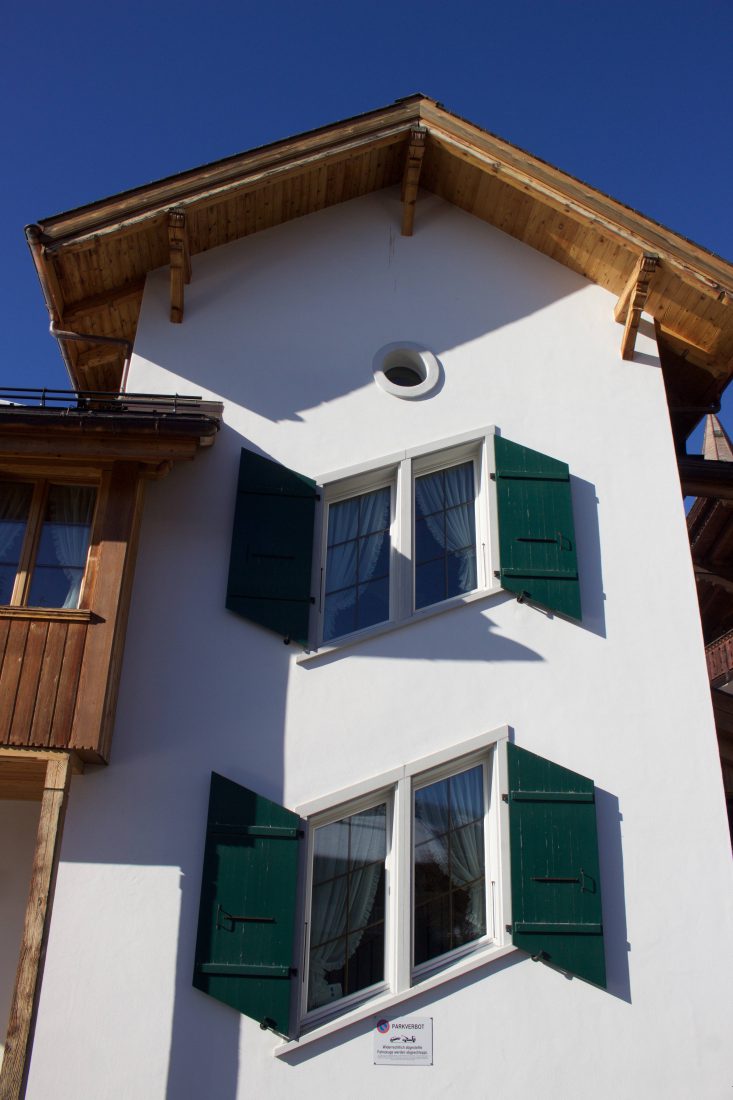 Saanen maison aux volets asymétriques