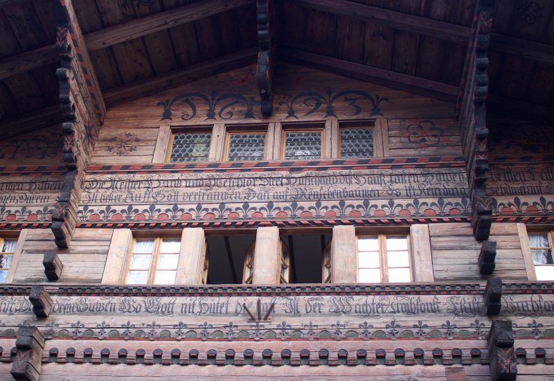 Saanen Maison ancienne décorée fleurs de lys