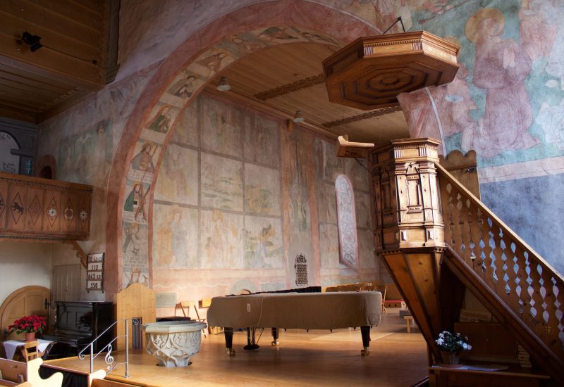 SAANEN chaire et peintures murales