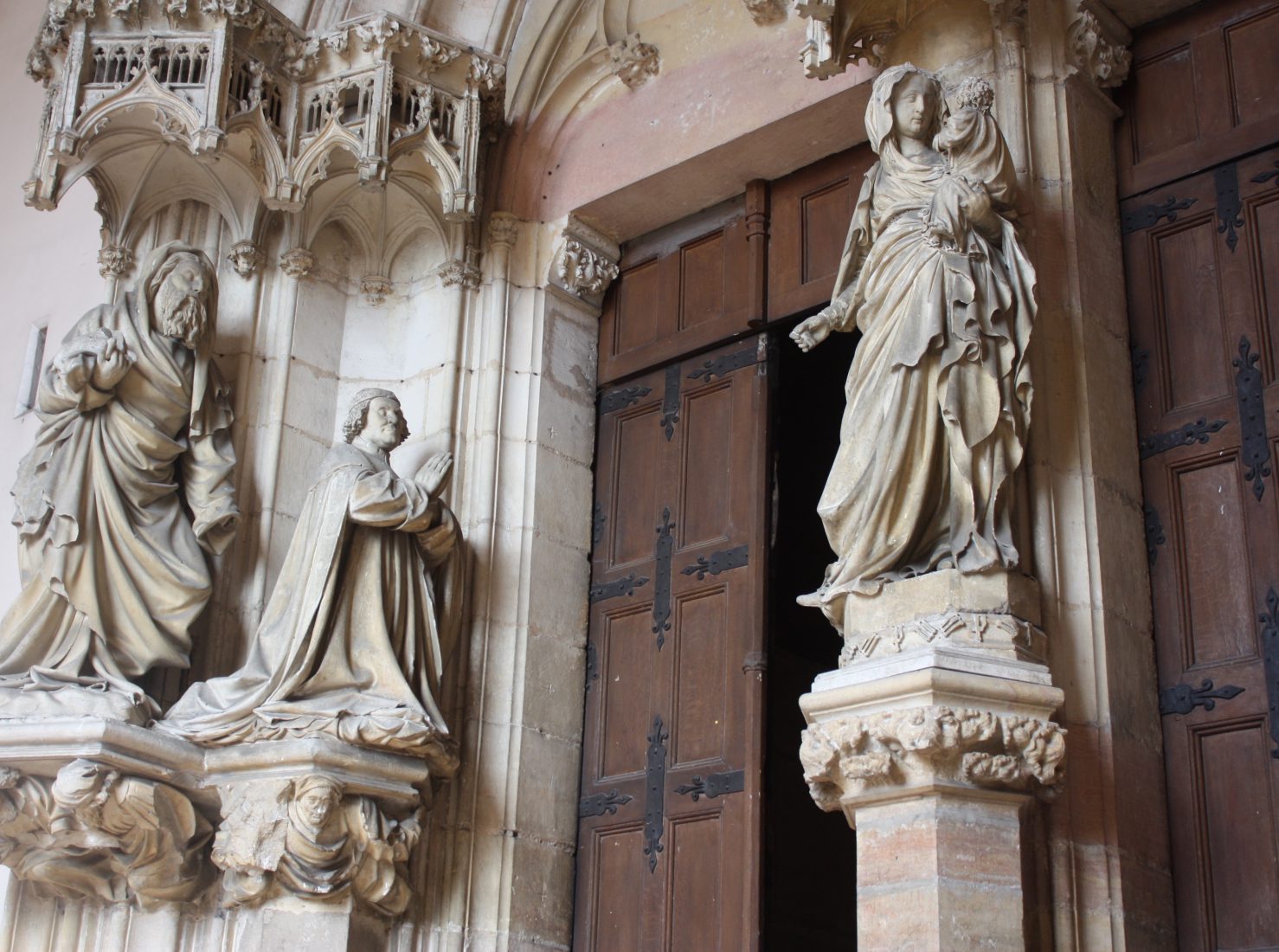 DIjon puits de moïse - portal de la chapelle 