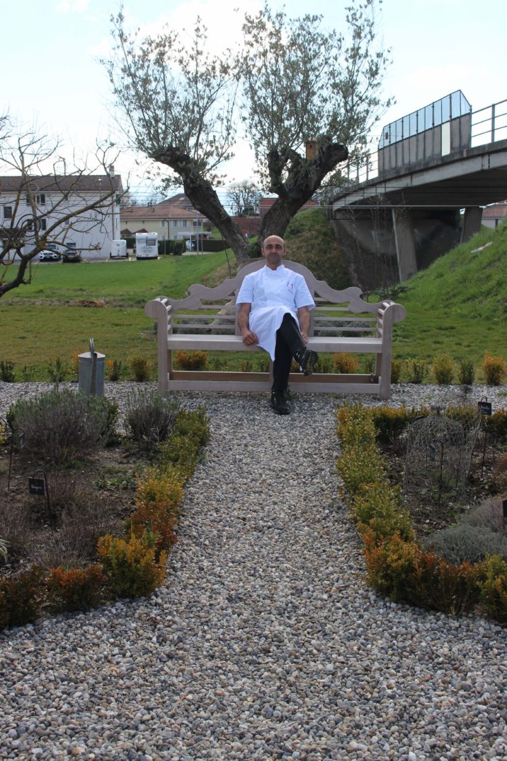 Tristan Carbonatto dans son jardin à Perroy 