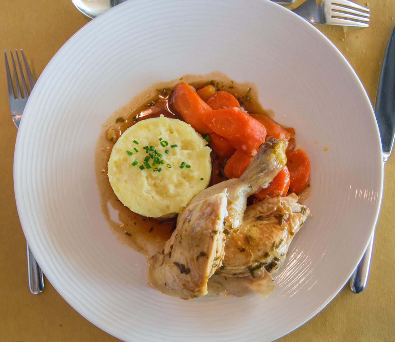jongny Hotel du Léman restaurant l'épicurienne Menu du midi - poulet rôti