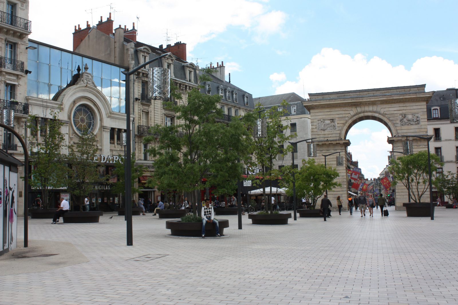 Dijon Place Henry Darcy et cinéma 