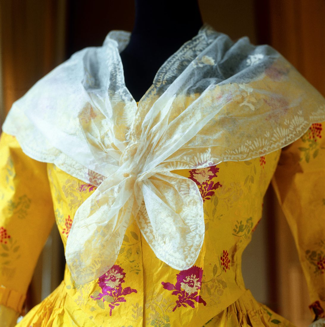 Once upon a time - english dress isabelle de Borchgrave - détail