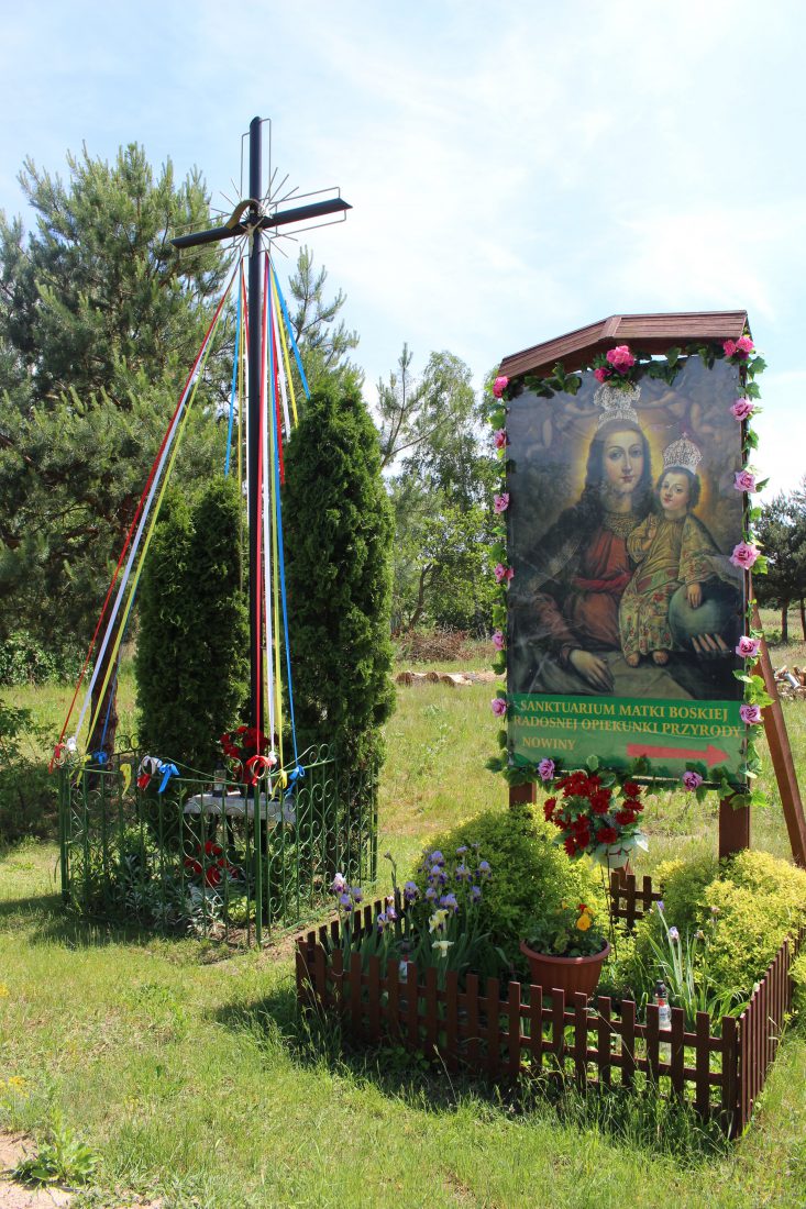 pologne autel à vierge marie au bord de la route