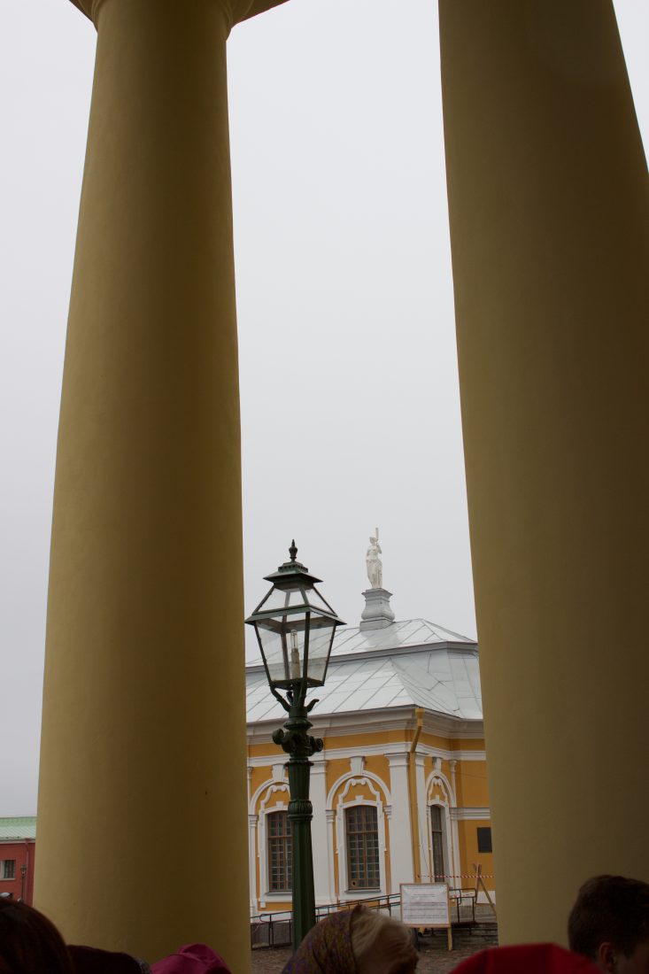 saint Petersbourg forteresse Saint Pierre-et-Paul entre deux piliers