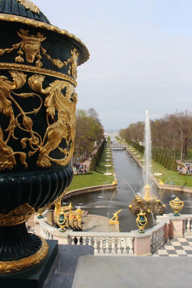 Russie Peterhof, vue sur jardins et le canal