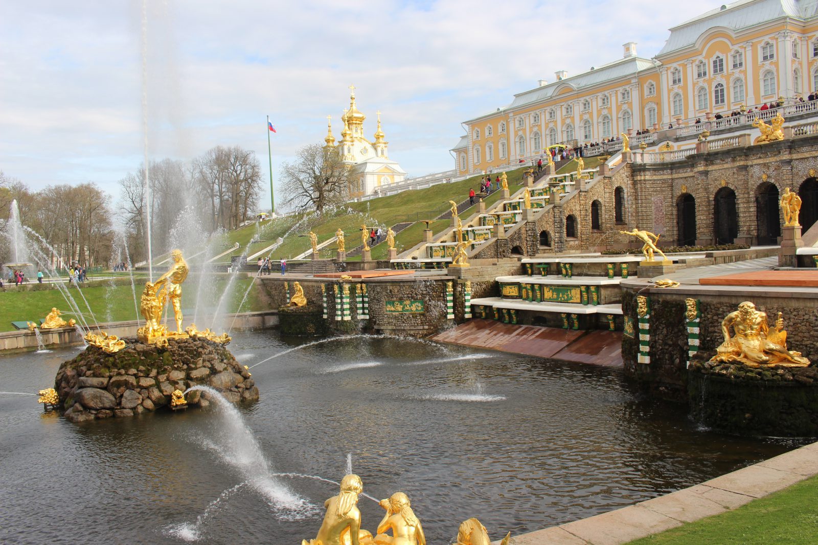 Russie Peterhof, vue sur le palais et les fontaines
