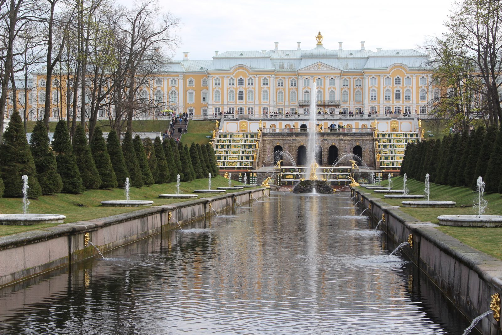 Russie Peterhof, vue sur le palais et le jet d'eau, le canal
