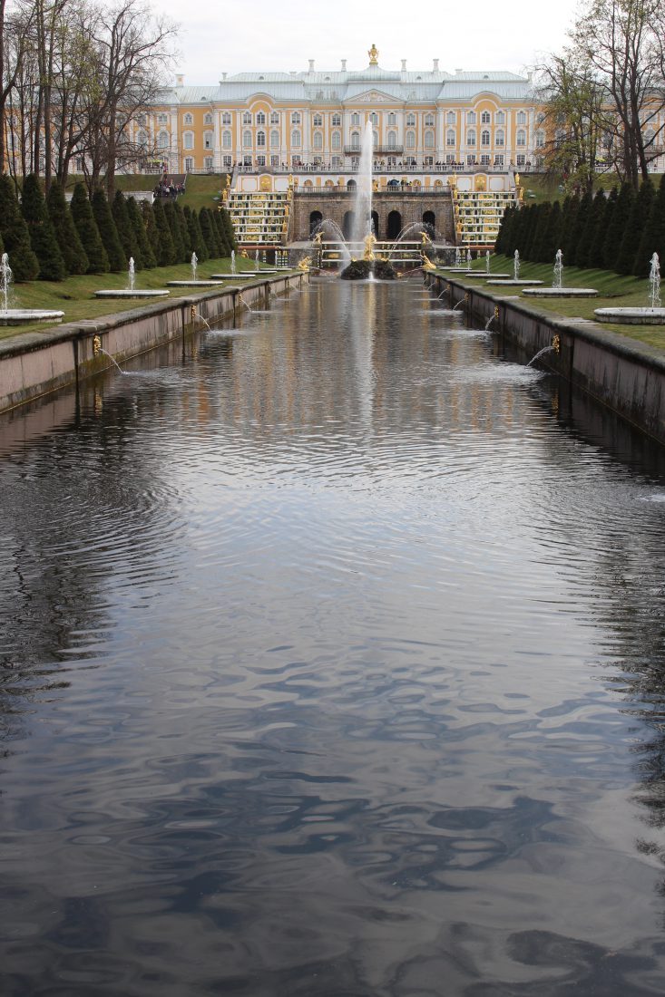 Russie Peterhof, vue sur le palais depuis le canal