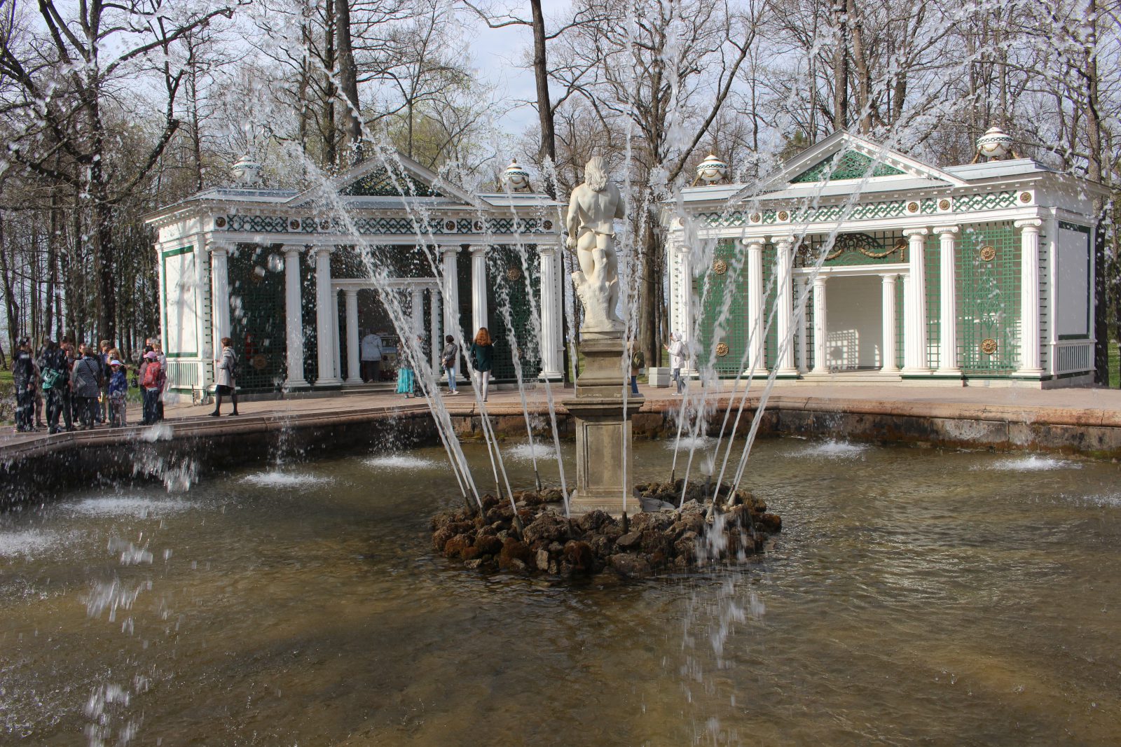 Russie Peterhof, jet d'eau dans le parc