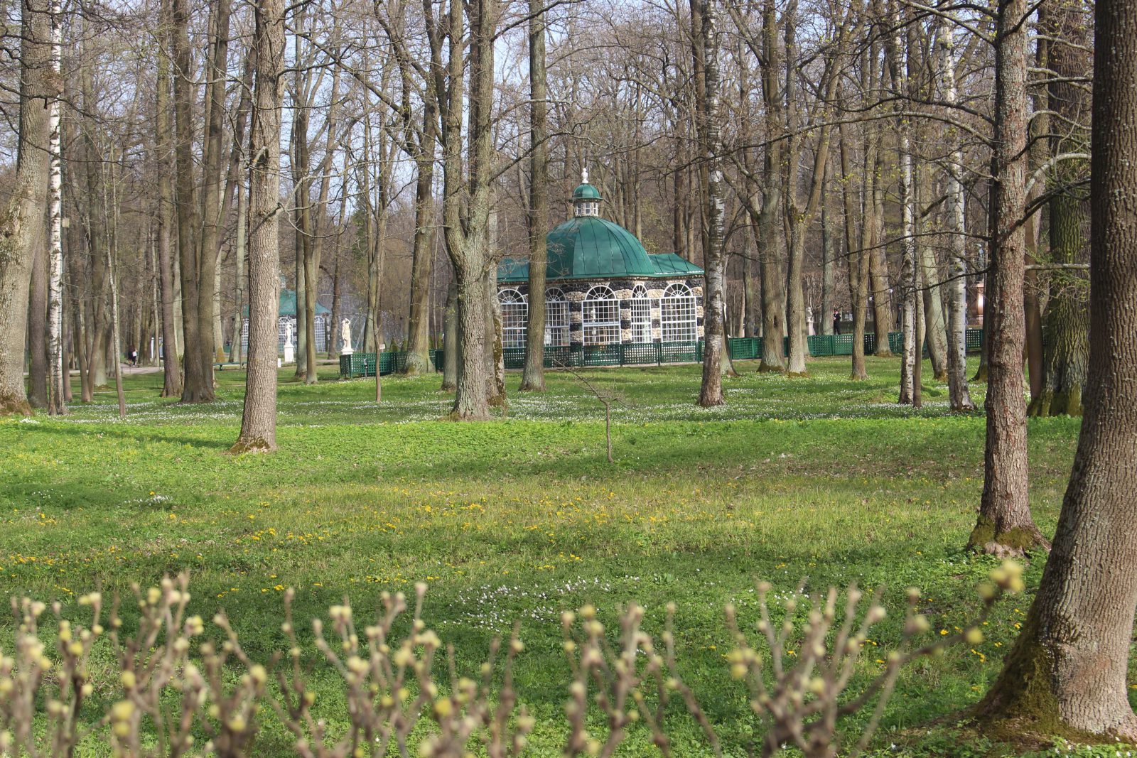 Russie Peterhof, volière dans le parc