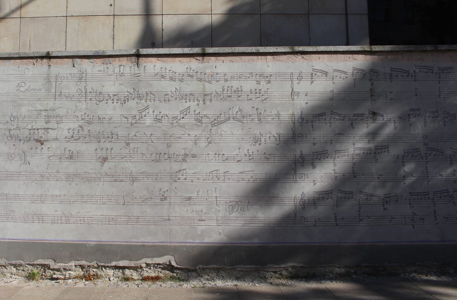 Varsovie Mur avec notes près du musée Chopin