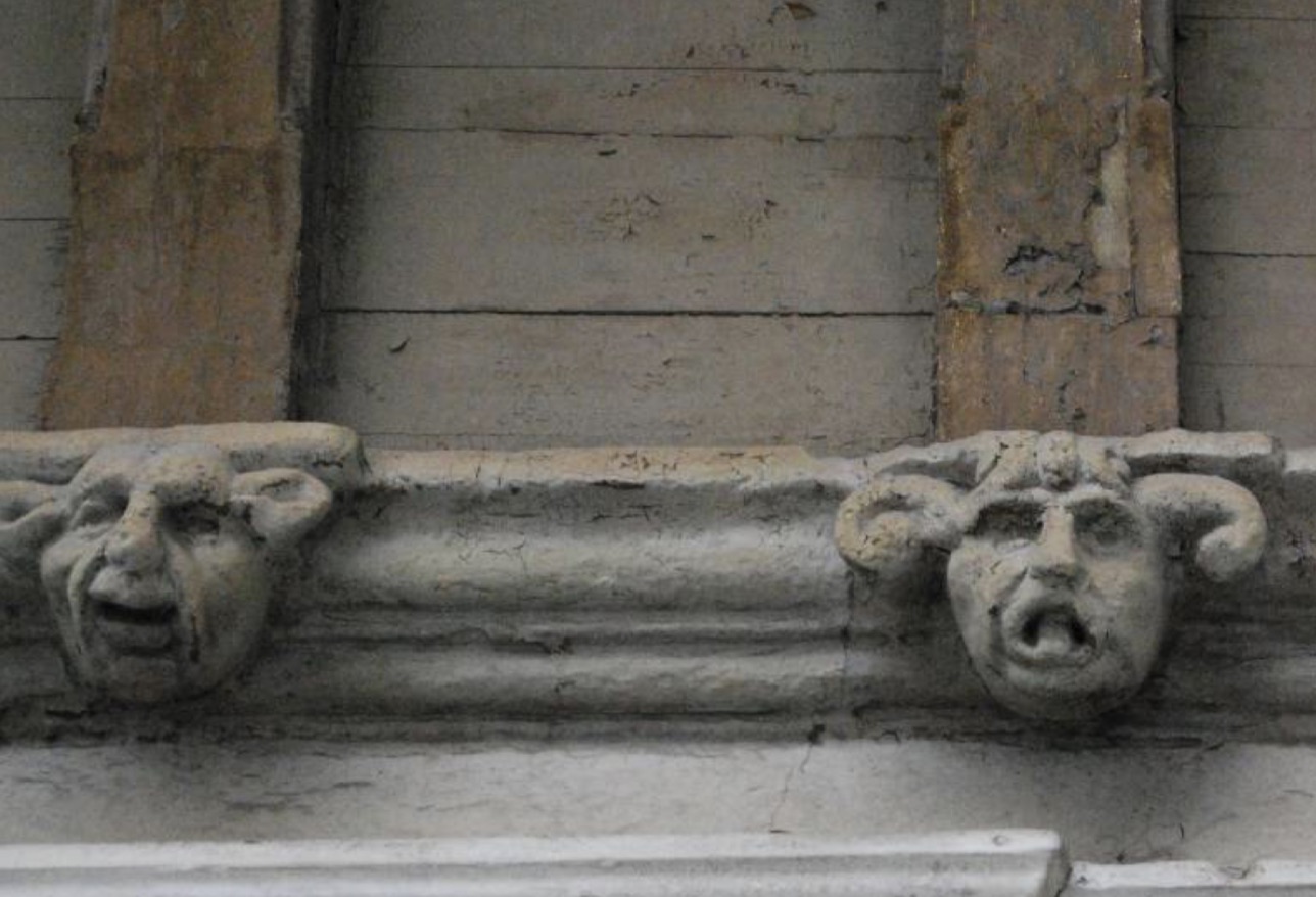 Rodez maison d'ARMAGNAC têtes façade