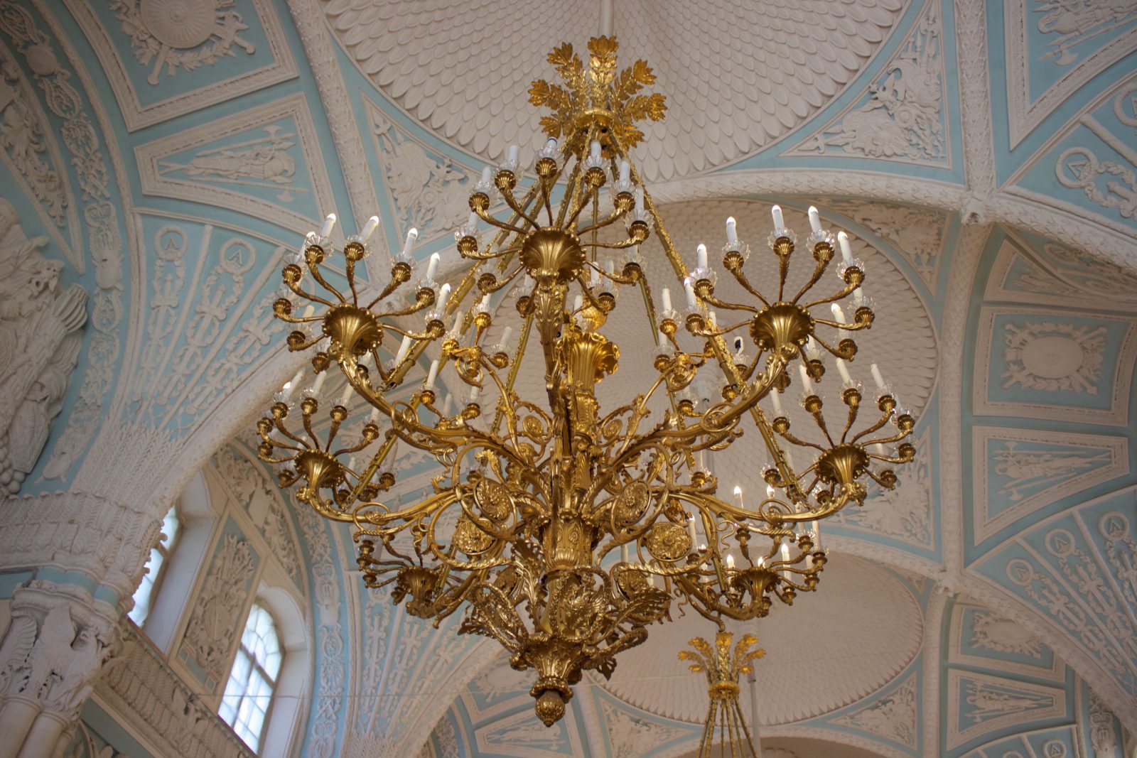 Saint Petersbourg musée Ermitage Lustre et plafond peint