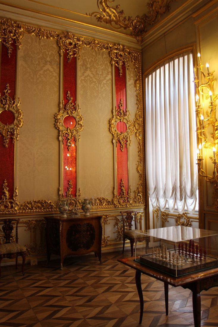 Russie - Tsarskoïé Selo chambre rouge murs tissu damassé blanc.