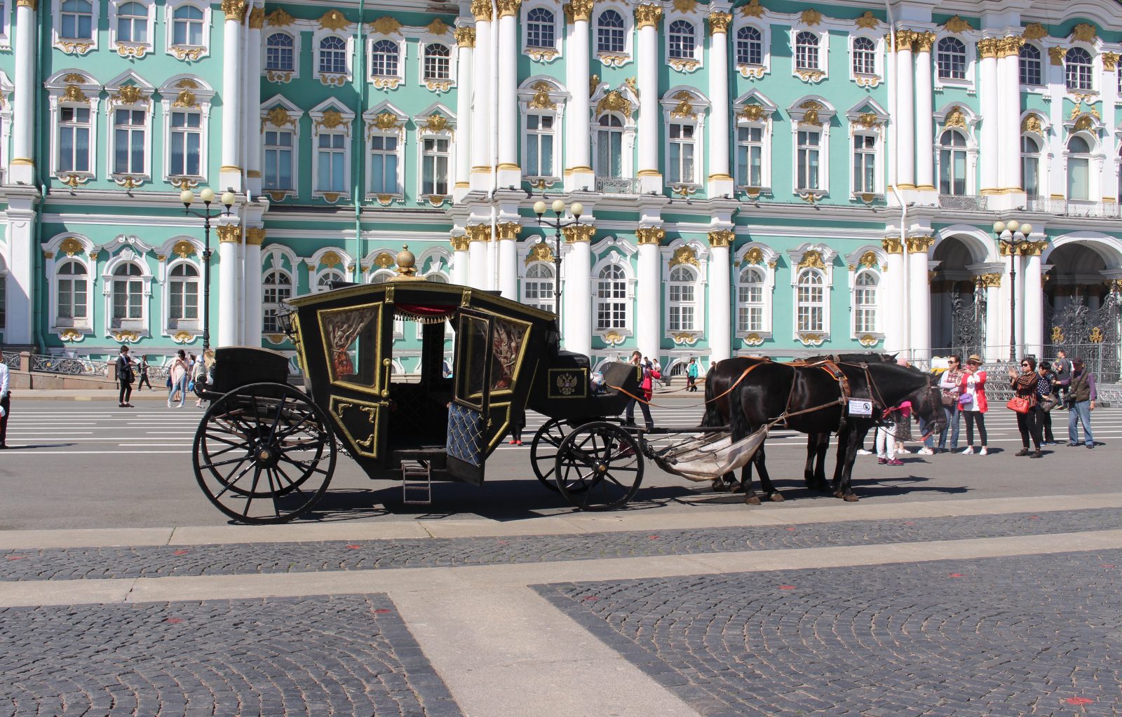 Saint Petersbourg calèche devant le musée Ermitage 