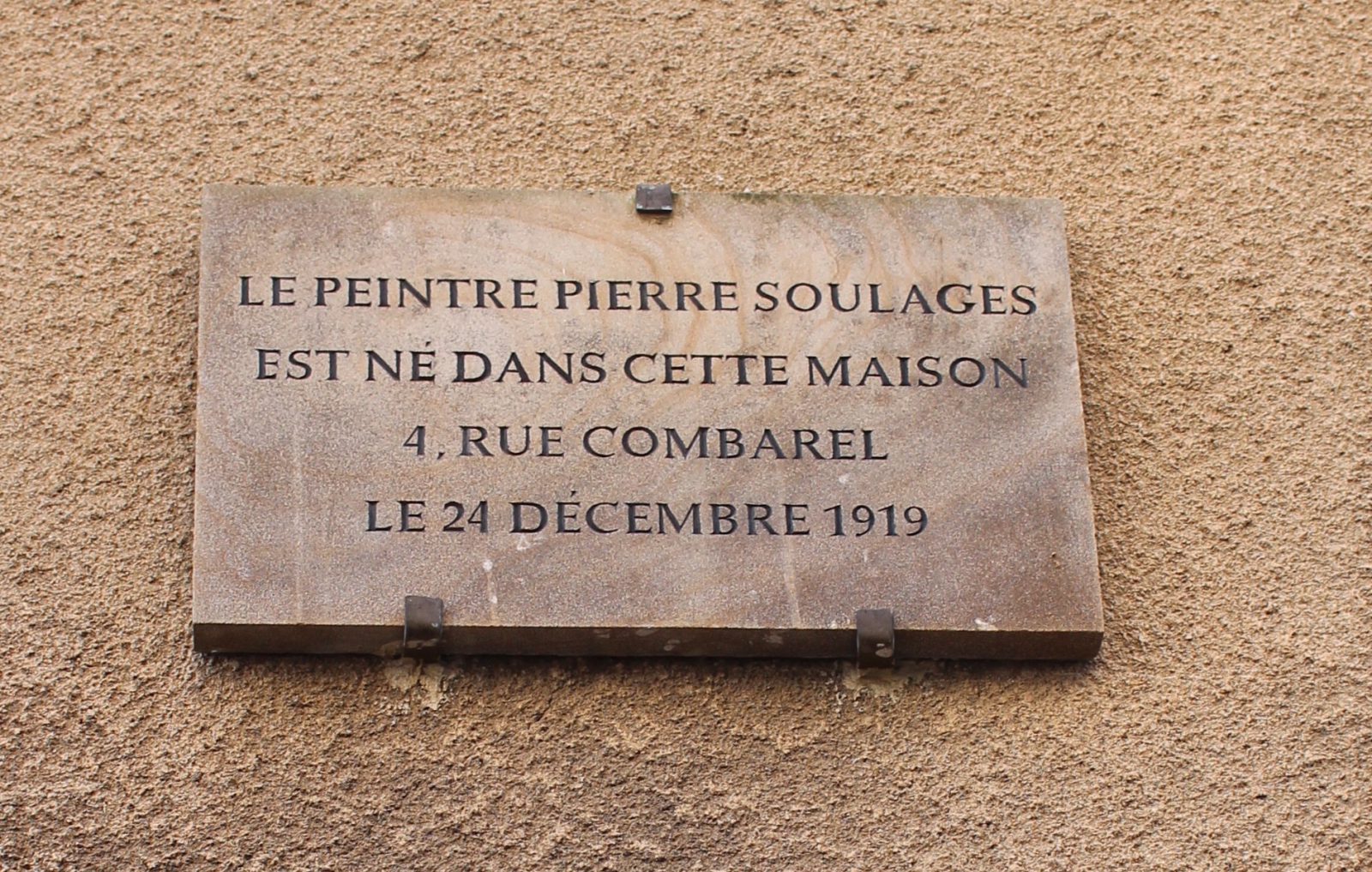 Rodez plaque sur la maison natale de Soulages