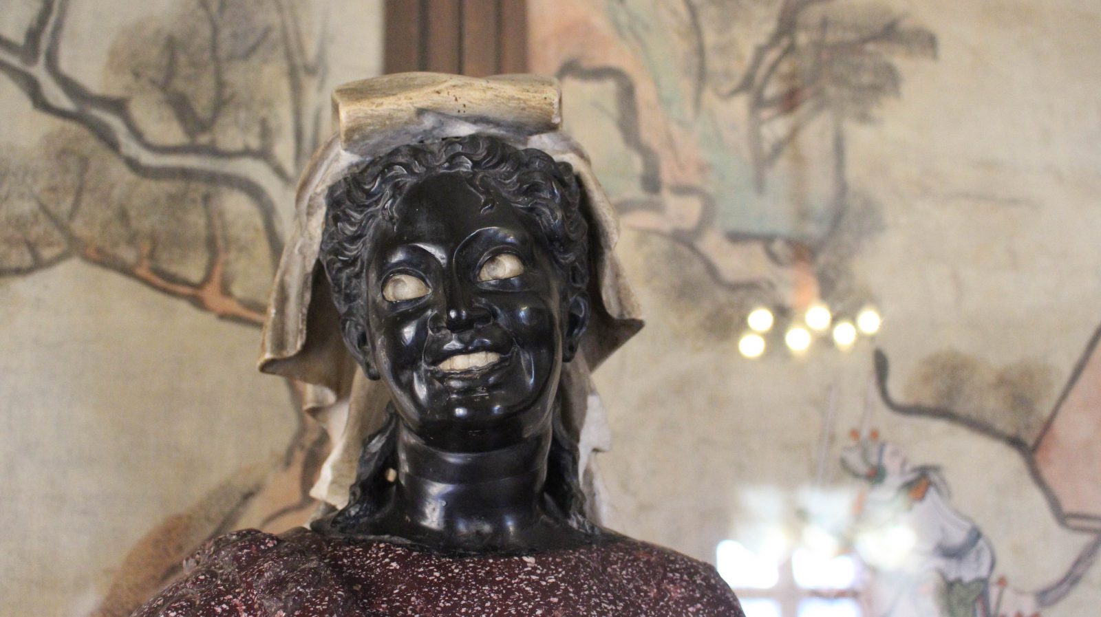 PALAIS MENCHIKOV statue femme Noire