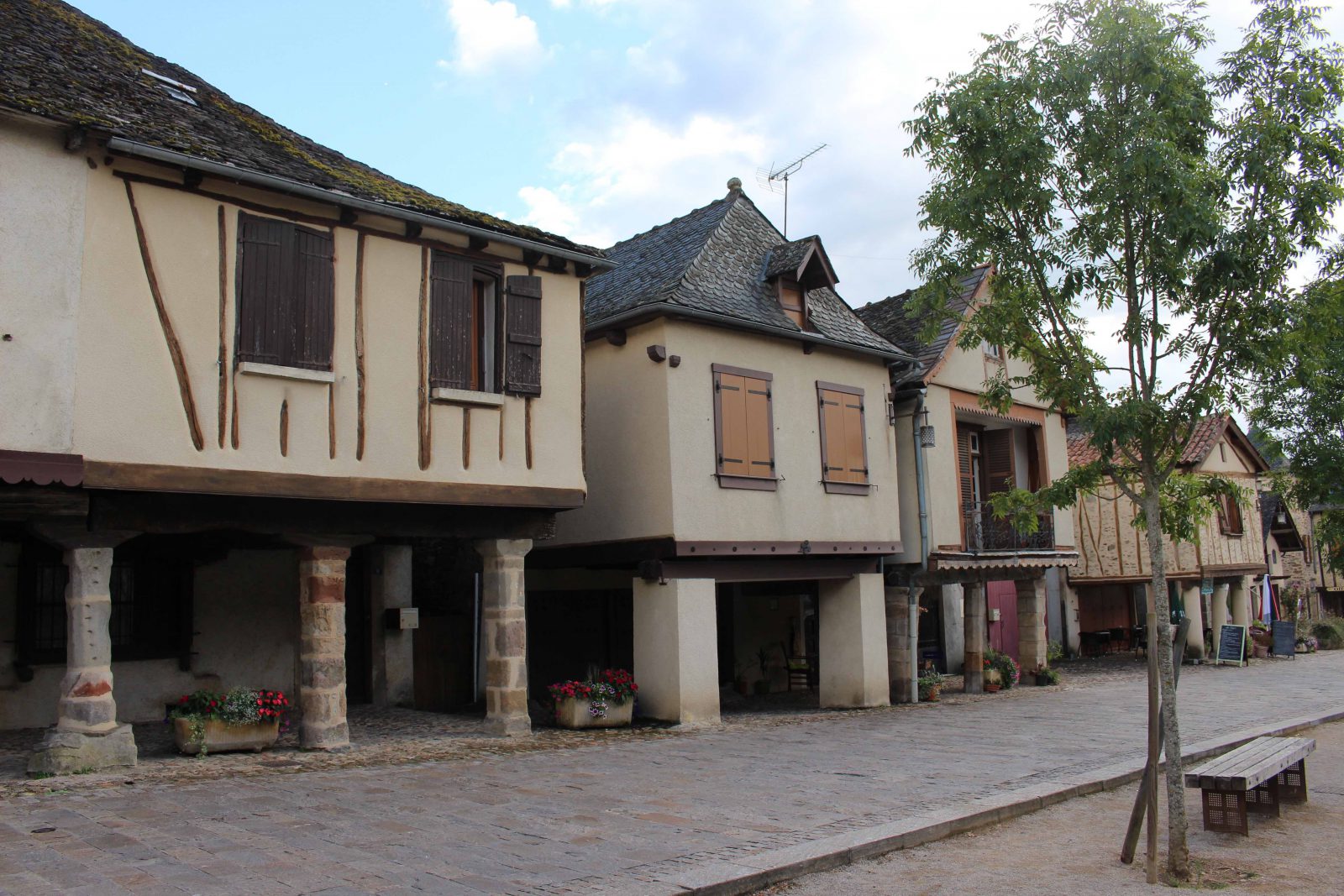 Najac, aveyron, maisons coté gauche