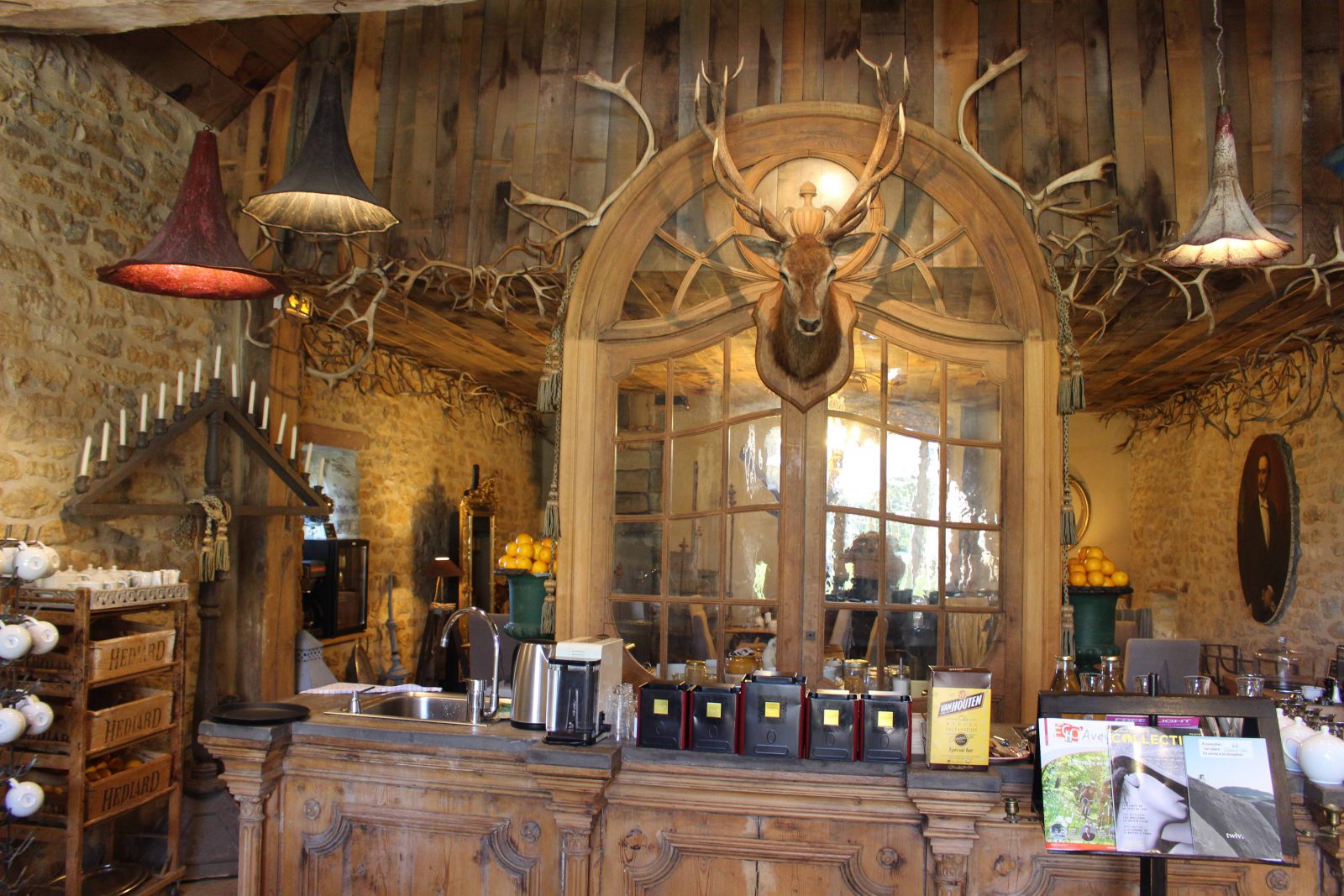 Aveyron Onet -le-Château Château de Labro salle de petit-déjeuner détail