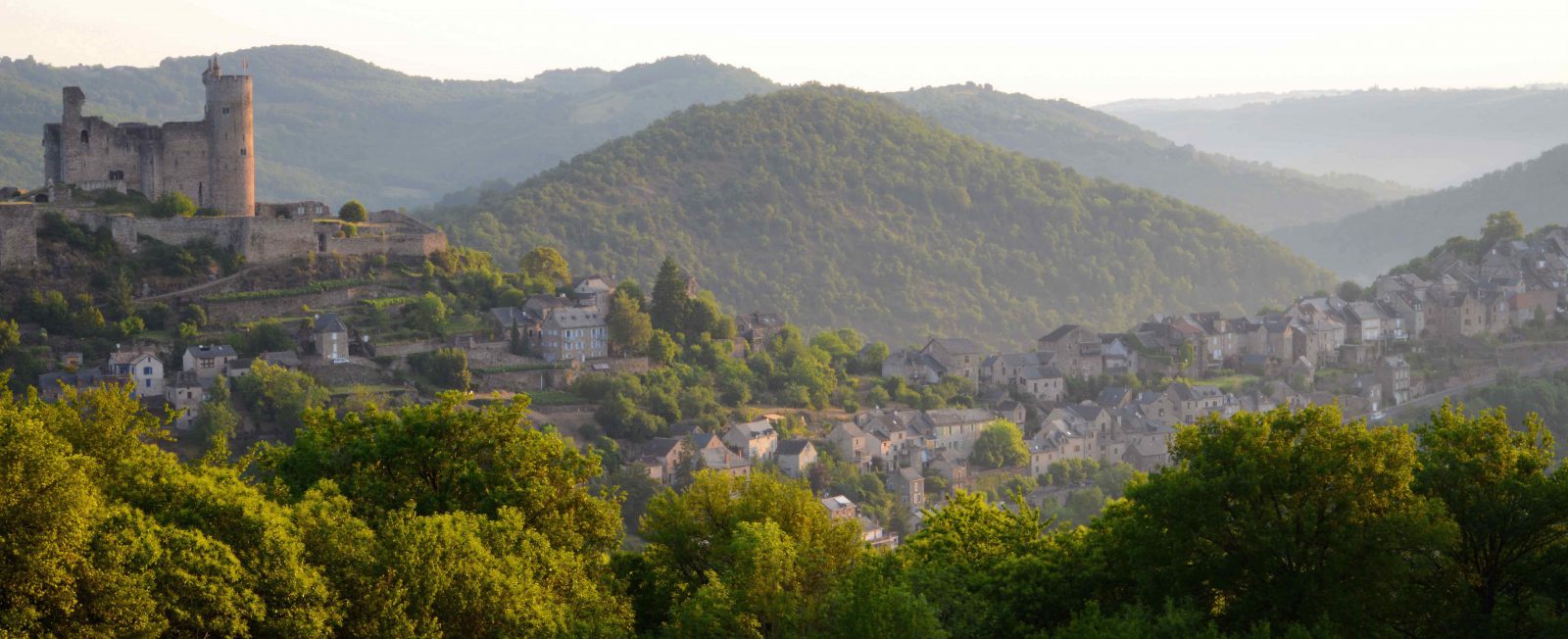 Najac, Aveyron, entouré de forêts