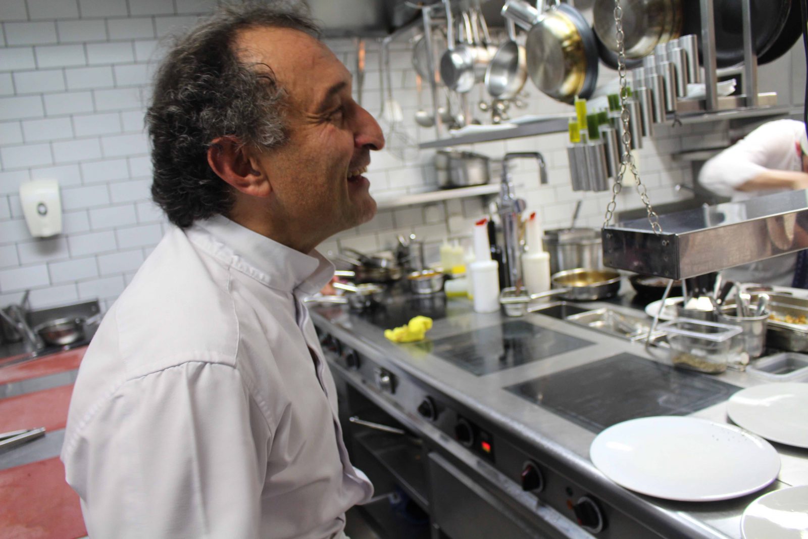 Cossonay 35 ans Le cerf Carlo Crisci en cuisine