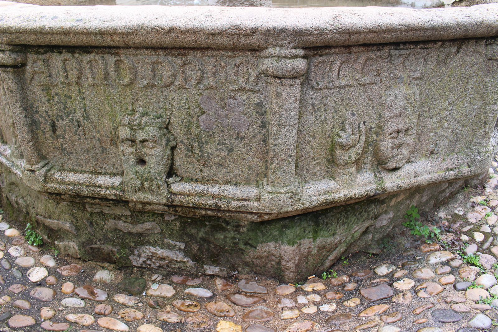 Najac, Aveyron, fontaine des consuls