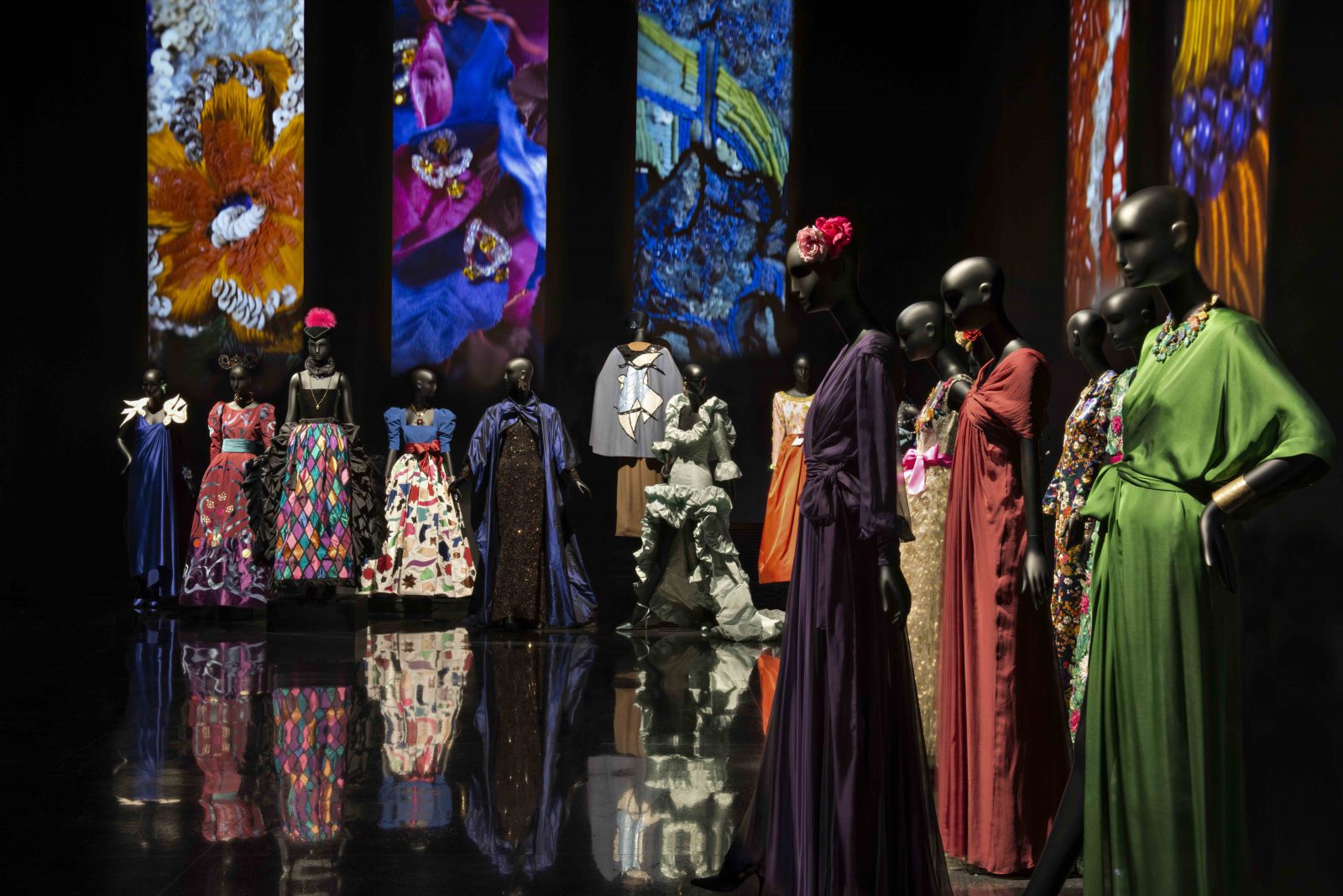 Musée YSL Marrakech vue de la salle avec présentation de robes
