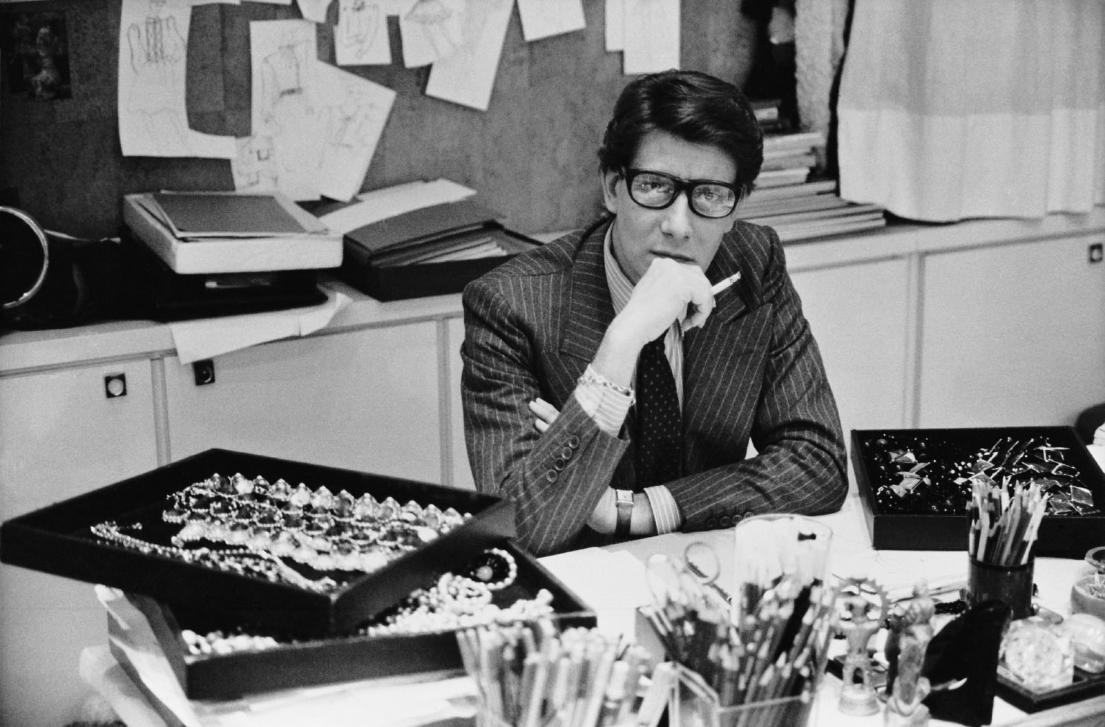 Musée Yves Saint Laurent Paris Yves Saint Laurent dans son studio / Luc castel
