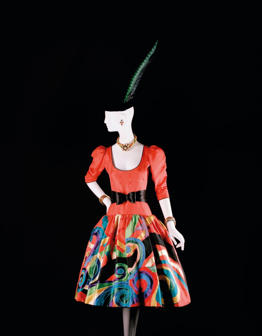 Musée Yves Saint Laurent Paris Robe colorée / Luc Castel